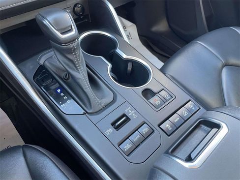 Used 2022 Toyota Highlander XLE image 31