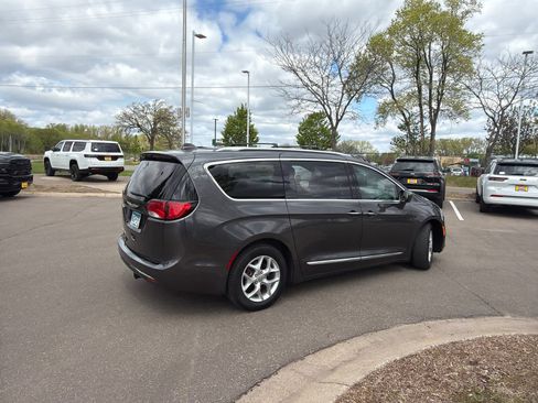 Used 2017 Chrysler Pacifica Touring-L Plus w/ Advanced Safetytec Group FWD image 5