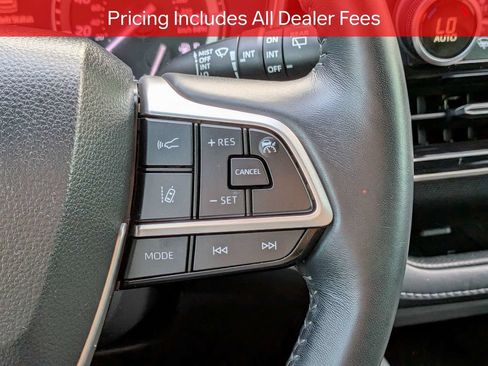 Used 2022 Toyota Highlander XLE FWD image 29