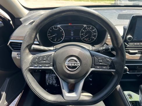 Used 2025 Nissan Altima 2.5 SV FWD image 17