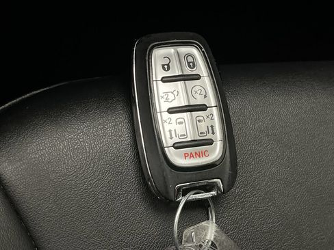 Used 2025 Chrysler Pacifica Select FWD image 27