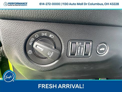 Used 2015 Dodge Challenger SRT RWD image 17
