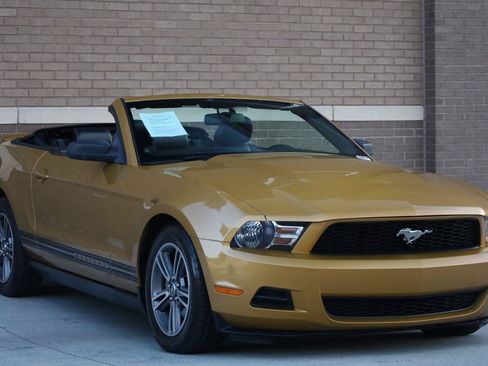 Used 2010 Ford Mustang Convertible RWD image 10