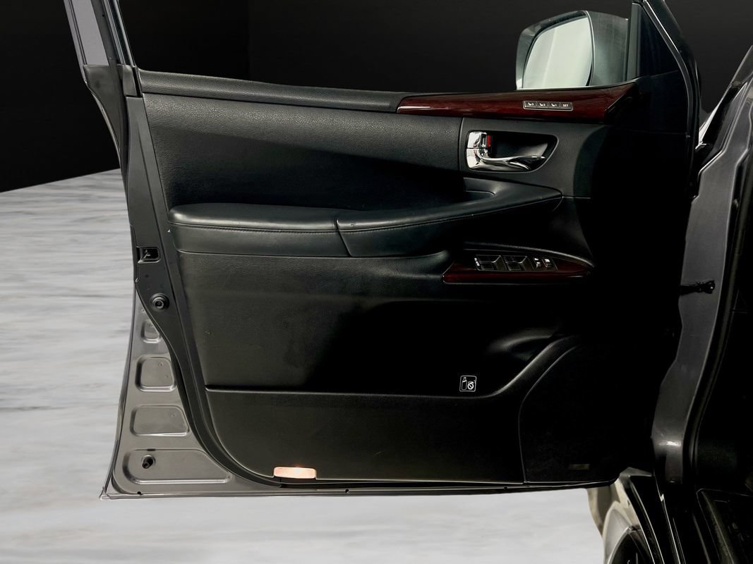 Used 2015 Lexus LX 570 4WD w/ Luxury Package image 38