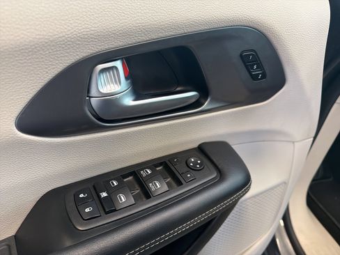 Used 2023 Chrysler Pacifica Touring-L FWD image 18