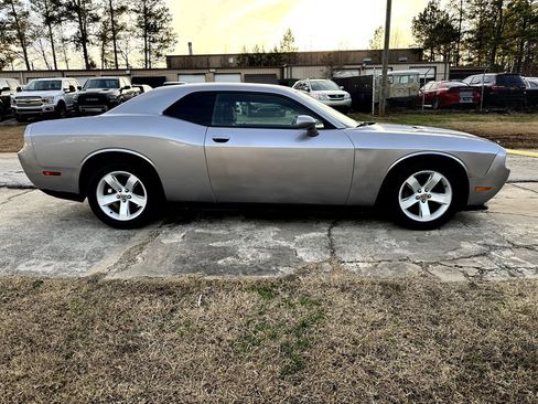 Used 2014 Dodge Challenger SXT image 7