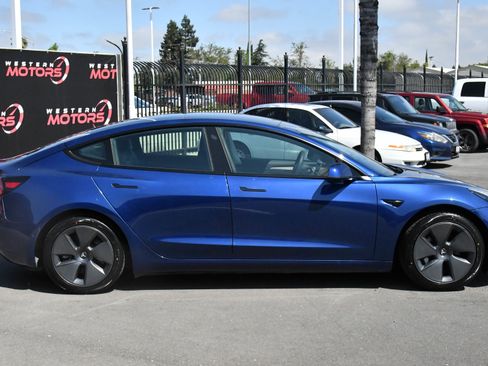 Used 2022 Tesla Model 3 Standard Range RWD image 9