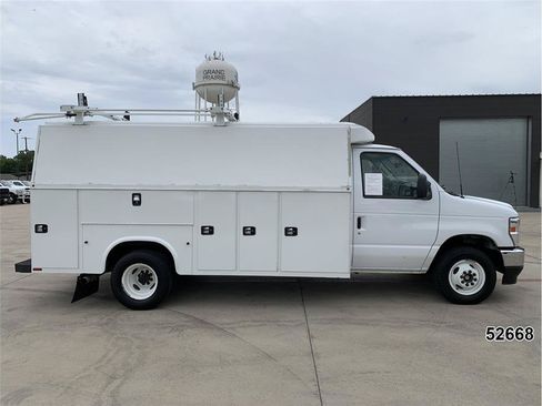 Used 2023 Ford E-450 and Econoline 450 Super Duty w/ Power Windows & Locks Group RWD image 5
