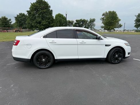 Used 2016 Ford Taurus SE FWD image 2