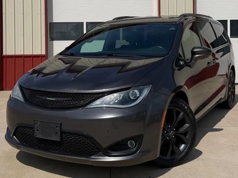 Used 2019 Chrysler Pacifica Touring-L w/ S Appearance Package FWD image 3