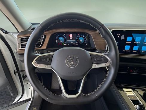 Used 2025 Volkswagen Atlas SE image 16