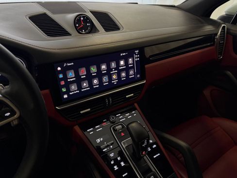 Used 2023 Porsche Cayenne Platinum Edition image 18