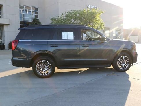 Used 2025 Ford Expedition Active AWD/4WD image 7