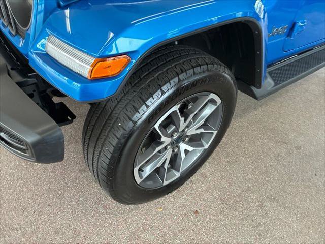 Certified 2024 Jeep Wrangler Unlimited w/ Convenience Group AWD/4WD image 4
