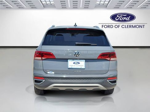 Used 2023 Volkswagen Taos SE w/ Panoramic Sunroof Package FWD image 4