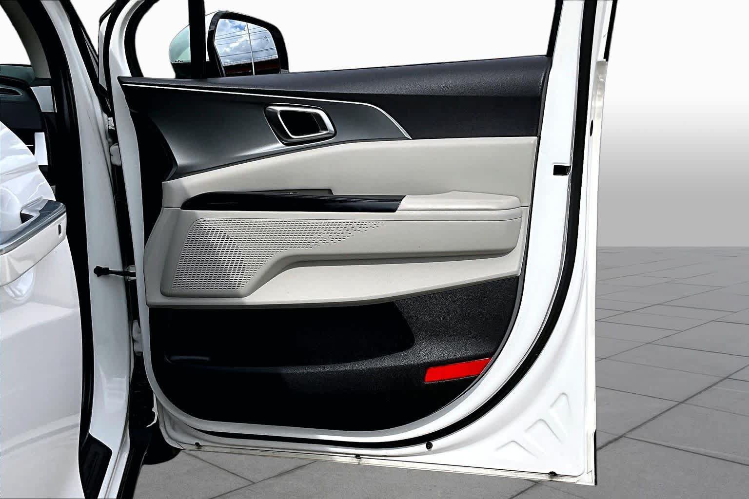 Used 2024 Kia Carnival LX FWD image 22