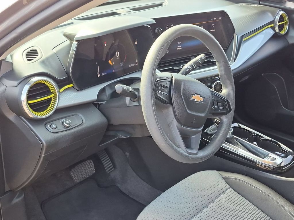 Used 2025 Chevrolet Trax LT FWD image 10
