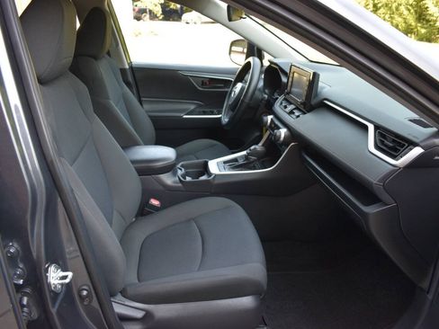 Used 2021 Toyota RAV4 LE FWD image 8