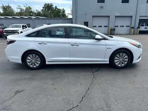 Used 2017 Hyundai Sonata SE FWD image 2