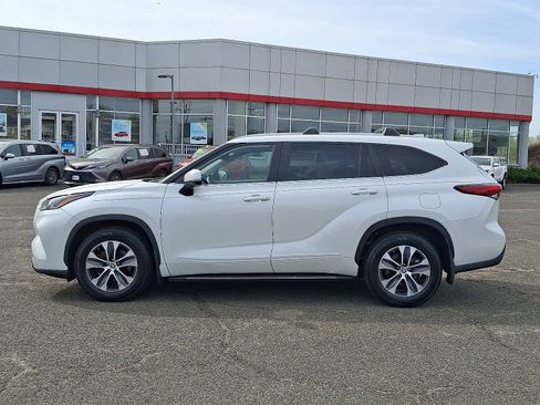 Used 2023 Toyota Highlander XLE image 4