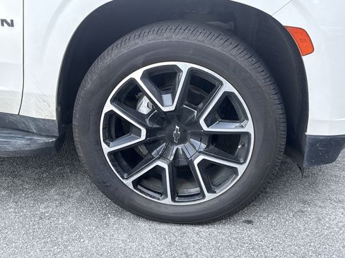 Used 2022 Chevrolet Suburban RST w/ Sport Performance Package image 23