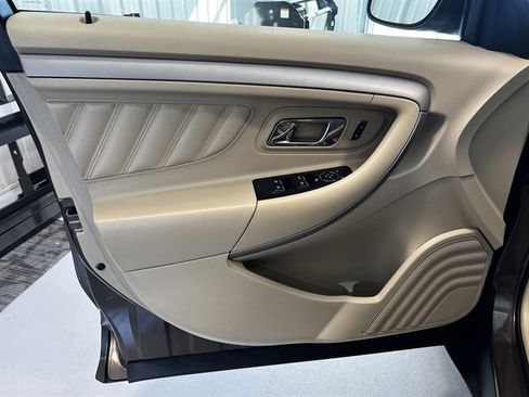 Used 2015 Ford Taurus SE image 9