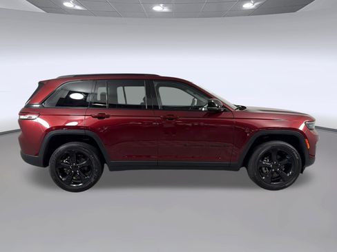 Used 2023 Jeep Grand Cherokee Altitude AWD/4WD image 8