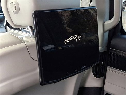 Used 2022 Jeep Wagoneer Series III w/ Premium Group I image 14