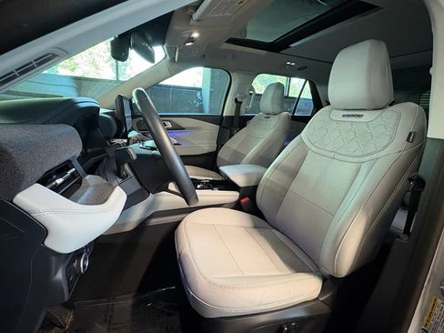 Used 2025 Ford Explorer Platinum w/ Ultimate Package AWD/4WD image 5