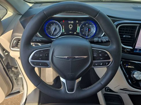 Used 2024 Chrysler Pacifica Touring-L FWD image 13