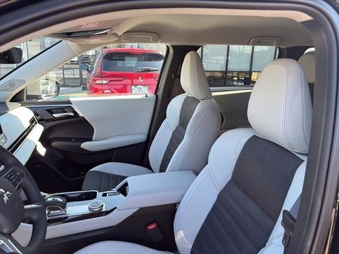 New 2025 Mitsubishi Outlander SE image 15