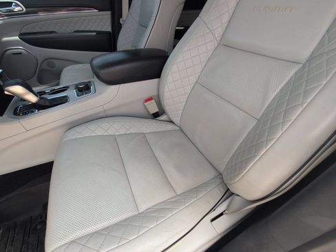 Used 2019 Jeep Grand Cherokee Summit AWD/4WD image 24