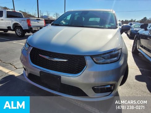 Used 2023 Chrysler Pacifica Touring-L image 3