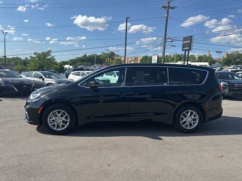 Used 2025 Chrysler Pacifica Select FWD image 4