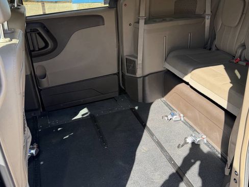 Used 2016 Chrysler Town & Country Touring image 17