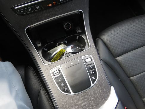 Used 2021 Mercedes-Benz GLC 300 4MATIC image 24