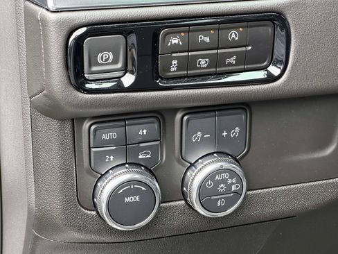 Used 2025 GMC Yukon XL Elevation w/ Technology Package AWD/4WD image 23