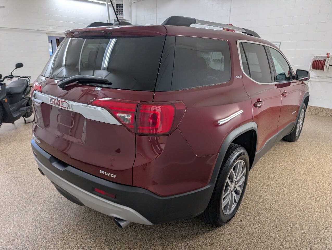 Used 2017 GMC Acadia SLE AWD/4WD image 4