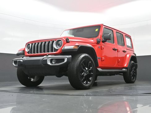 Used 2025 Jeep Wrangler Unlimited Sahara AWD/4WD image 27