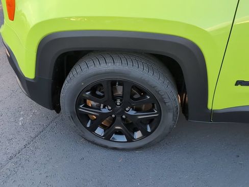 Used 2018 Jeep Renegade Altitude w/ UConnect 8.4 Nav Group FWD image 14