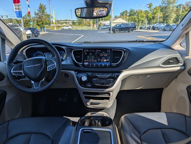 Used 2024 Chrysler Pacifica Touring-L FWD image 11