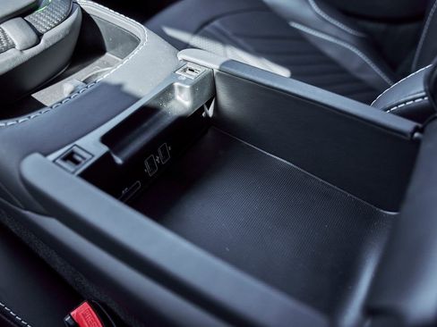 Used 2023 Aston Martin V12 Vantage RWD image 52