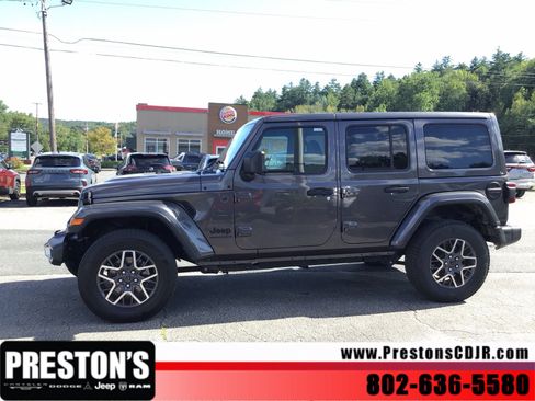 Used 2025 Jeep Wrangler Unlimited Sahara AWD/4WD image 2