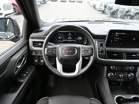 Used 2023 GMC Yukon XL SLT w/ SLT Luxury Package AWD/4WD image 9