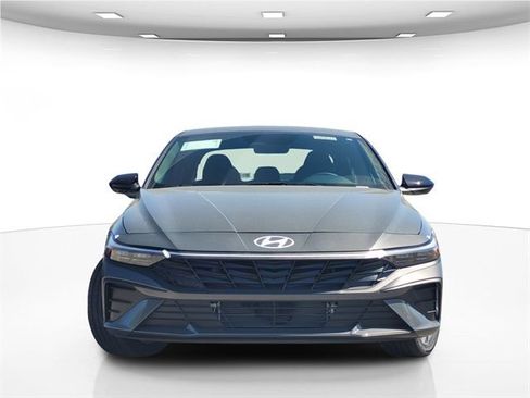 New 2025 Hyundai Elantra SEL FWD image 2