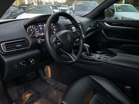 Used 2021 Maserati Levante image 38