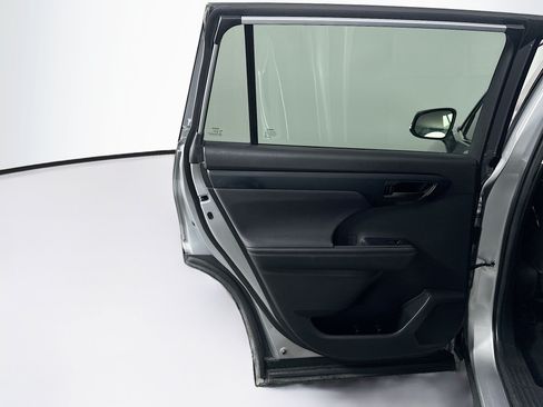 Used 2022 Toyota Highlander LE FWD image 27