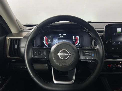 Used 2024 Nissan Pathfinder Platinum image 17