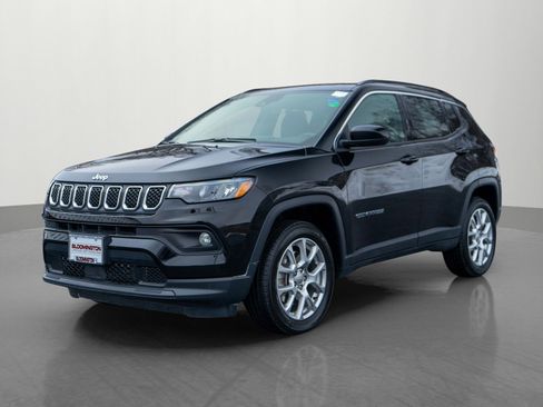 Used 2023 Jeep Compass Latitude image 3