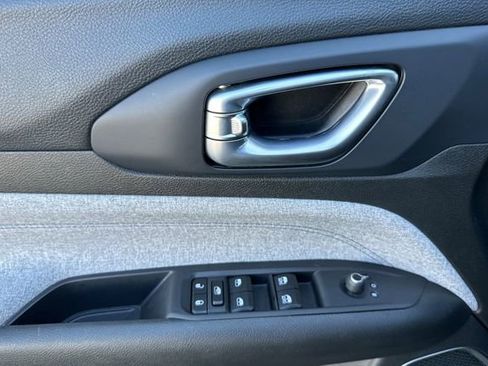 Used 2023 Jeep Compass Latitude image 11